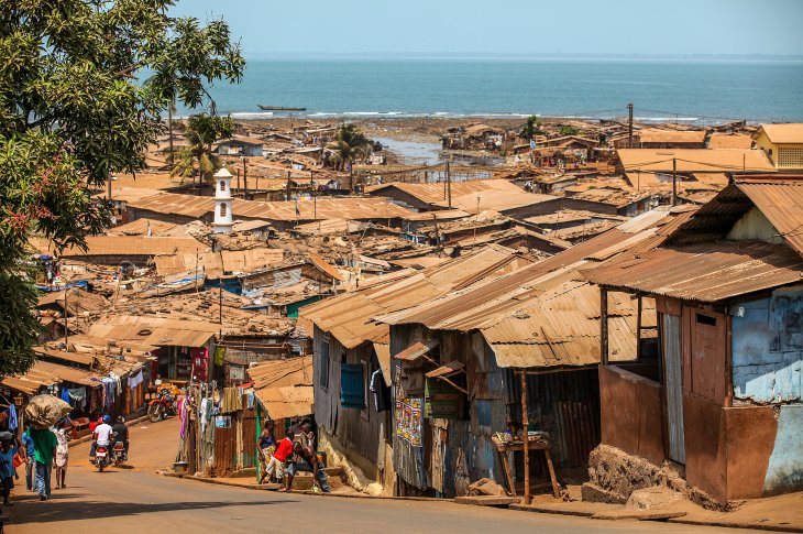 Freetown na wybrzeżu Oceanu Atlantyckiego, Sierra Leone. Fot. JAMES/Adobe Stock